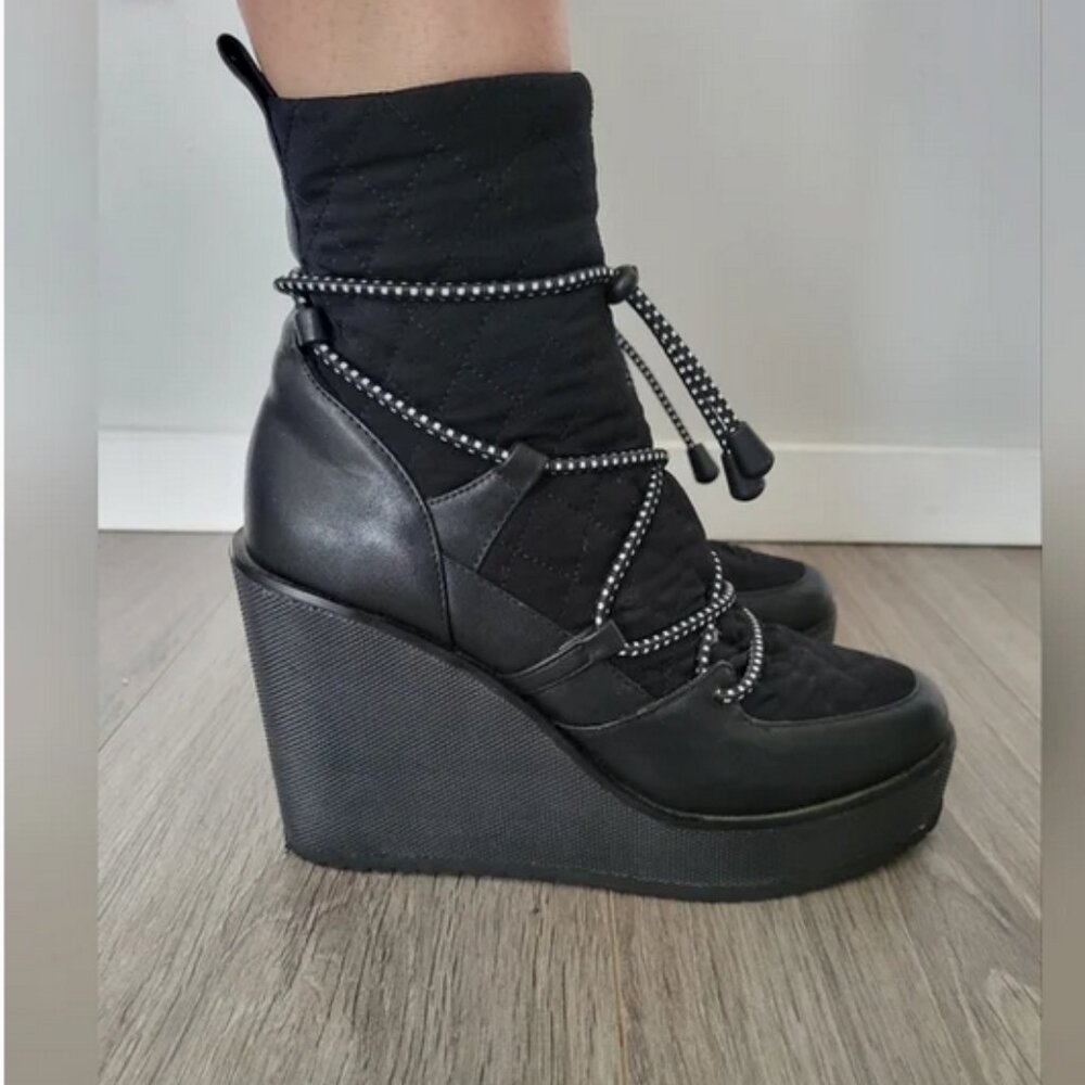 Stylish Black Wedge Boots - Picture 1 of 4